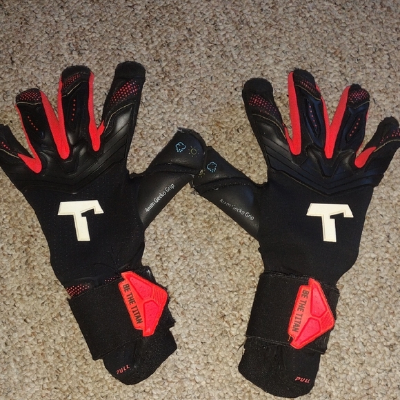 T1tan Kids Black and Red Gloves